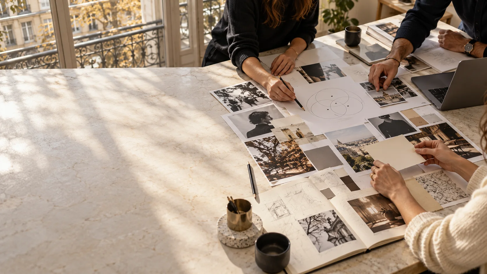 Atelier de stratégie éditoriale autour d’une table de travail
